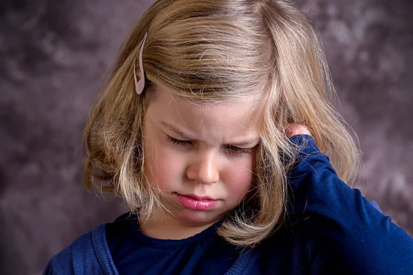 Liten Flicka Dåligt Humör Och Gråter — Stockfoto