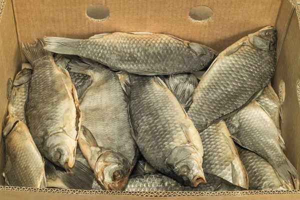 Una Gran Caja Cartón Una Gran Cantidad Sal Seca Peces —  Fotos de Stock