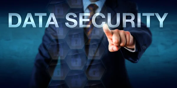 Бизнесмен Трогает Слова Data Security Экране Технология Бизнес Концепция Информационной — стоковое фото