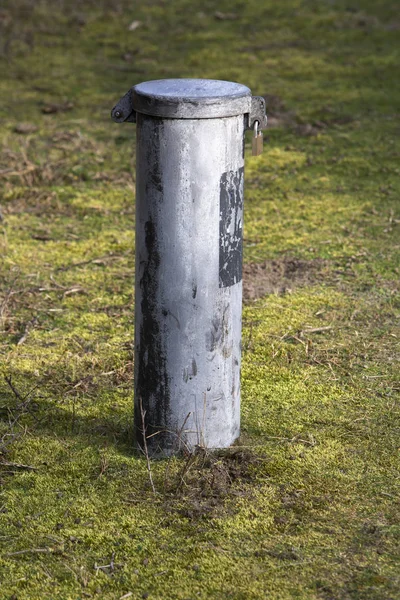 Metalen Cilinder Container Met Een Hangslot Natuur — Stockfoto
