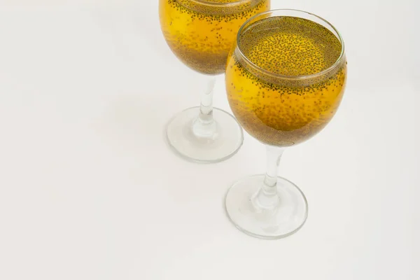 Δύο Ποτήρια Χυμό Saffron Απομονωμένα Λευκό Φόντο — Φωτογραφία Αρχείου