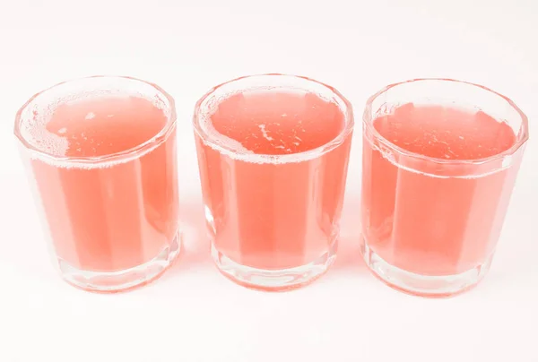Pinkfarbene Grapefruitsaftgläser Auf Kontinentalem Frühstückstisch — Stockfoto