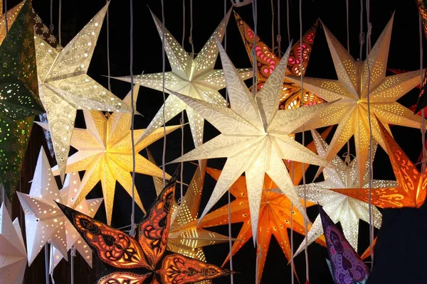 Kağıttan Yapılmış Parlak Renkli Yıldız Lambaları Noel Süsü Olarak Kullanılıyor — Stok fotoğraf