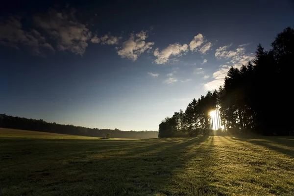 Nebel Ziehen Felder Licht Mit Schatten Und Wolken Sonnenstrahlen Wolken — Stockfoto