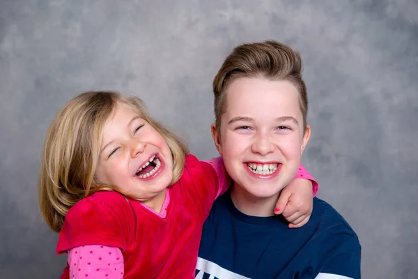 Bruder Und Schwester Zusammen Vor Grauem Hintergrund — Stockfoto