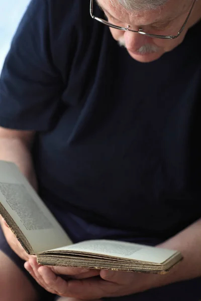 Oudere Man Leest Een Boek Laat Een Donkere Plek Achter — Stockfoto