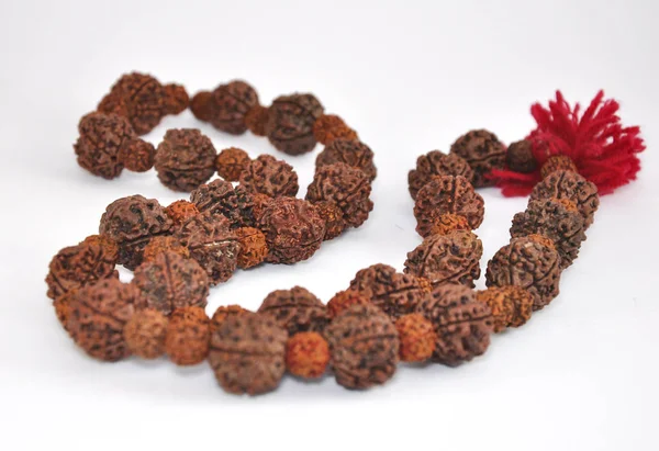 Cuentas Tibetanas Rudraksha Cuerda Roja Con Pompón Sobre Fondo Blanco — Foto de Stock