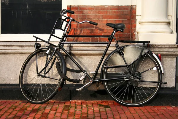 Bicicleta Icônica Descansando Parede Edifício Tijolo Clássico Amsterdã Holanda — Fotografia de Stock