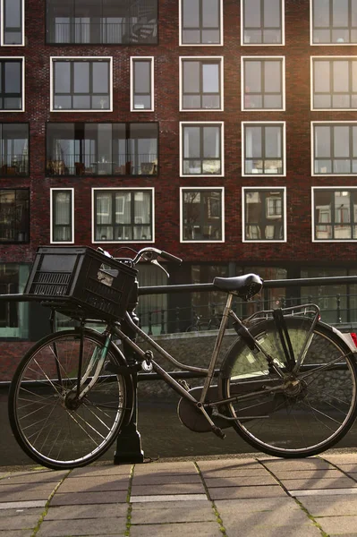 運河の手すりの上に佇む象徴的な通勤用自転車 — ストック写真