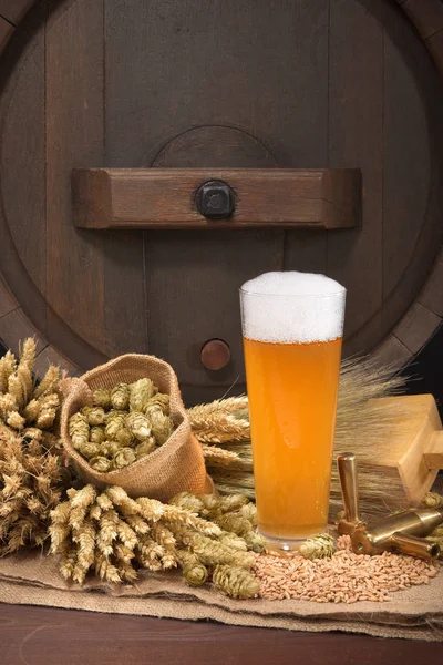 Bierglas Und Bierfass Mit Weizen Gerste Hopfen Malz — Stockfoto