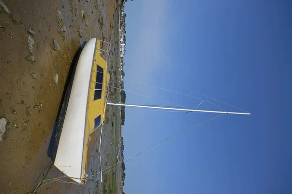 Barca Vela Con Bassa Marea — Foto Stock