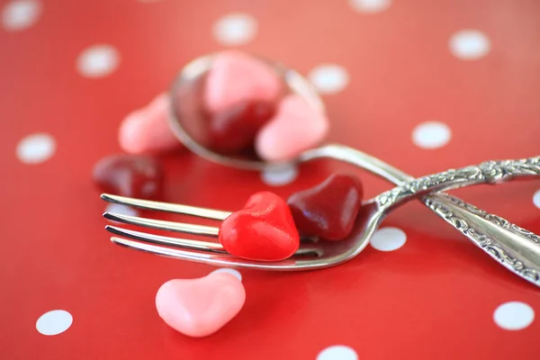 Kırmızı Beyaz Benekli Arka Planda Gümüş Çatal Bıçak Üzerinde Sevgililer — Stok fotoğraf