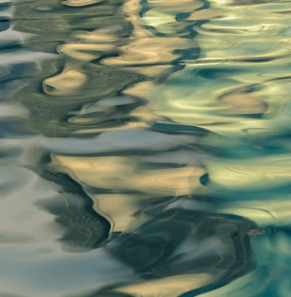 Размытый Абстрактный Фон Отражения Света Движения Воды — стоковое фото