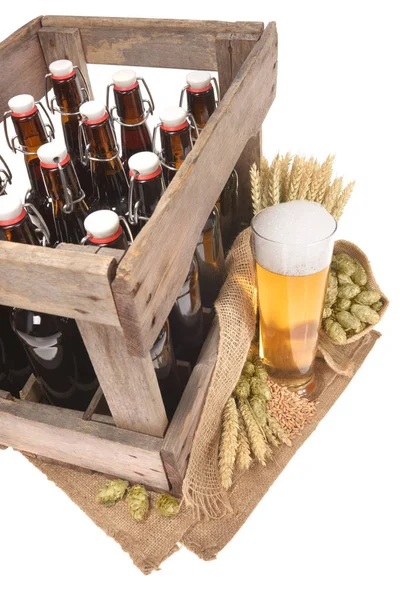 Bierkasten Und Bierglas Mit Weizen Gerste Hopfen Und Malz Isoliert — Stockfoto