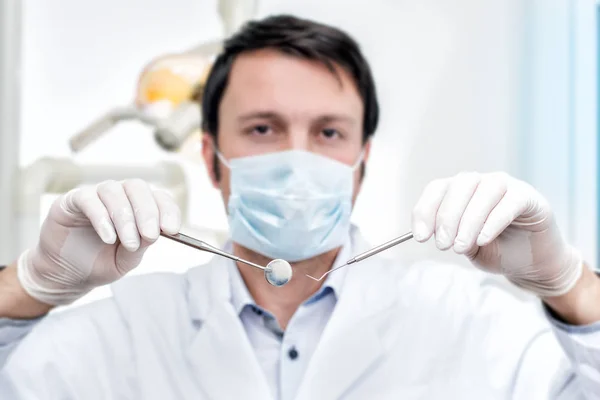 Dentista Amigable Presenta Sus Herramientas — Foto de Stock