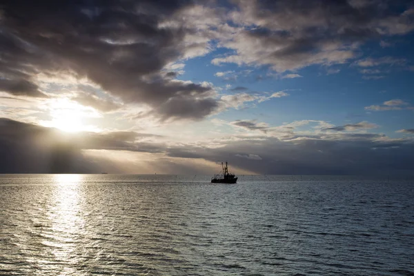 Bateaux Pêche Sur Mer Nord Automne Contre Jour Ensoleillé — Photo