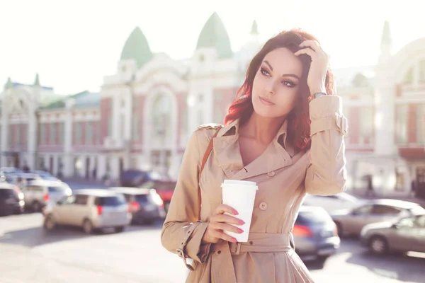 Hermosa Mujer Joven Una Gabardina Moderna Sosteniendo Una Taza Desechable — Foto de Stock