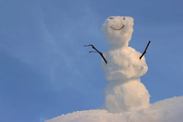 Χαρούμενος Χιονάνθρωπος Μπροστά Στον Γαλάζιο Ουρανό — Φωτογραφία Αρχείου