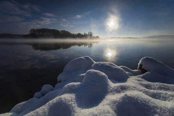 Sunset Reflective Colored Clouds Lake Snow Landscape Backlight Snow Covered — Stock Photo, Image