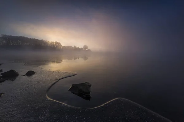 Nascer Sol Neve Com Nevoeiro Sol Lago — Fotografia de Stock