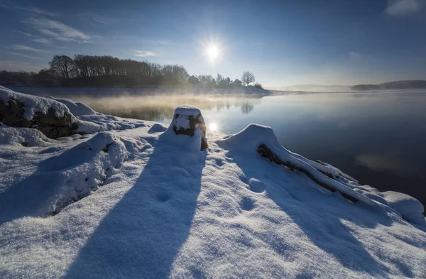 Tramonto Nuvole Colorate Riflettenti Nel Lago Paesaggio Innevato Controluce Piante — Foto Stock