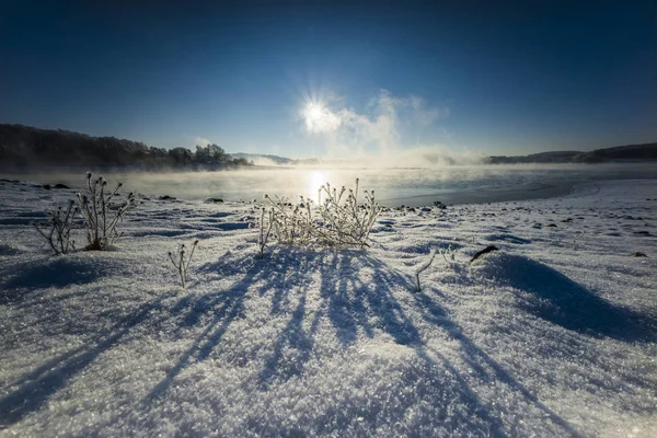 Sonnenaufgang Schnee Bei Nebel Und Aufbrechender Sonne See — Stockfoto