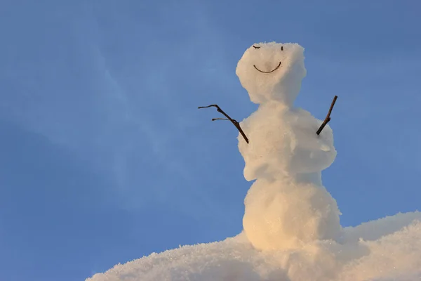 蓝天前快乐的小雪人 — 图库照片