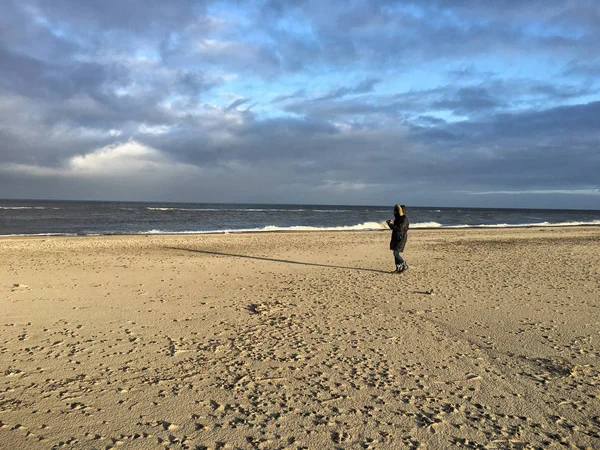 Kadın Jammer Bay Güneşli Kışlık Plajlarda Geziniyor — Stok fotoğraf