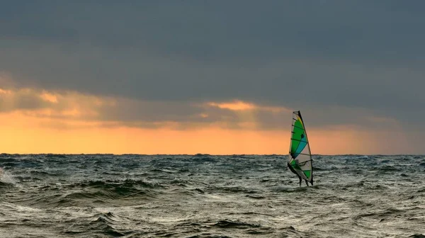 Kuzey Denizi Adasının Önündeki Rüzgar Sörfçüsü — Stok fotoğraf