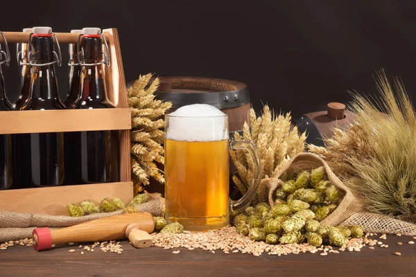 啤酒载体 啤酒桶和啤酒杯 配以小麦 啤酒花和麦芽 — 图库照片