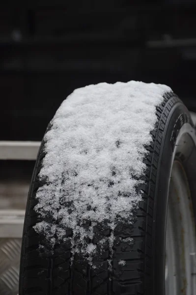 Schnee Auf Dem Reserverad — Stockfoto