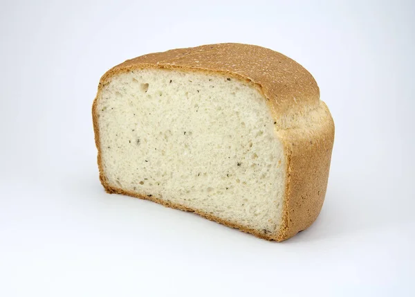 Beyaz Arka Planda Otlu Baharatlı Yuvarlak Beyaz Ekmeğin Yarısı — Stok fotoğraf