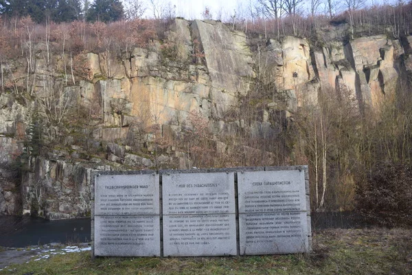 Campo Concentración Mauthausen Cantera Muro Paracaídas Recuerdo Placa Conmemorativa Holocausto —  Fotos de Stock
