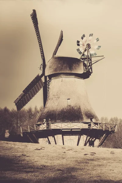 Hollingstedter Winmill Schleswig Holsteinオープンエア博物館で風車 Sepia ToningでSw Converted — ストック写真