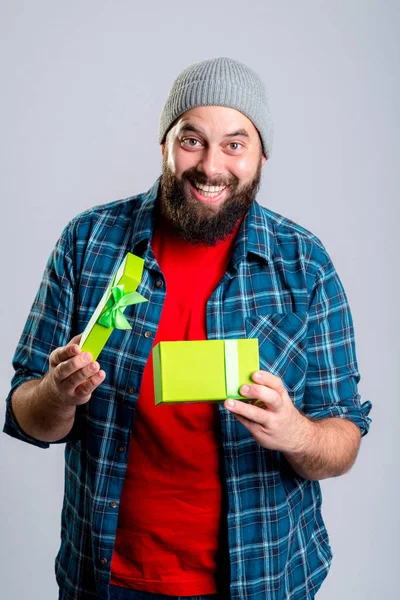 Jovem Barbudo Homem Com Caixa Presente Verde — Fotografia de Stock