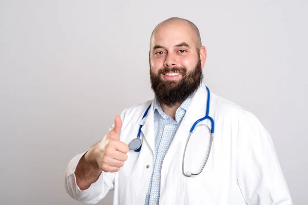 Jovem Médico Barbudo Casaco Branco Polegar Para Cima — Fotografia de Stock