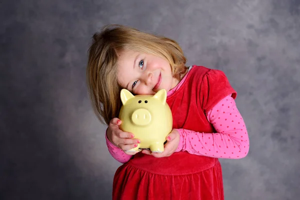 Portrét Usměvavé Dívky Prasečí Bankou — Stock fotografie