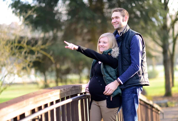 公園で夫と妊娠中の若い女性が — ストック写真