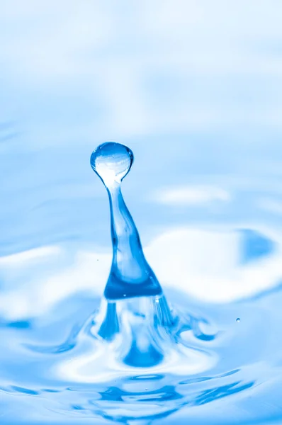 Blauwe Waterdruppel Vastgelegd Met Hoge Snelheid Verlichting — Stockfoto