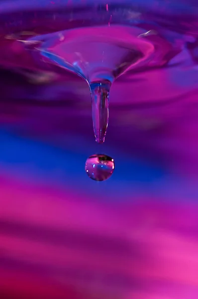 Капля Синей Фиолетовой Воды Захвачена Высокоскоростными Огнями — стоковое фото