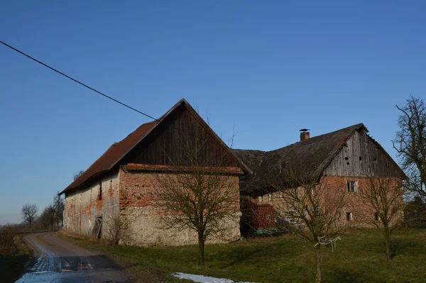 Oude Boerderij Verlaten Vervallen Ruïne Tinnen Venster Dak Poort — Stockfoto