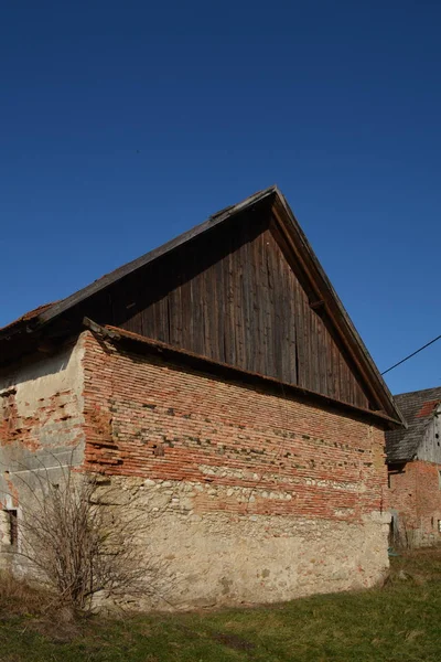 Stary Dom Rustykalny Opuszczony Zniszczony Ruina Walenie Konia Okna Dach — Zdjęcie stockowe