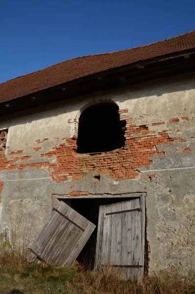 Old Farmhouse Abandoned Dilapidated Ruin Tinsting Windows Roof Tor — Stock Photo, Image