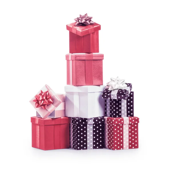 装了彩带弓的礼品盒圣诞礼物在白色背景上隔离的物体群 — 图库照片