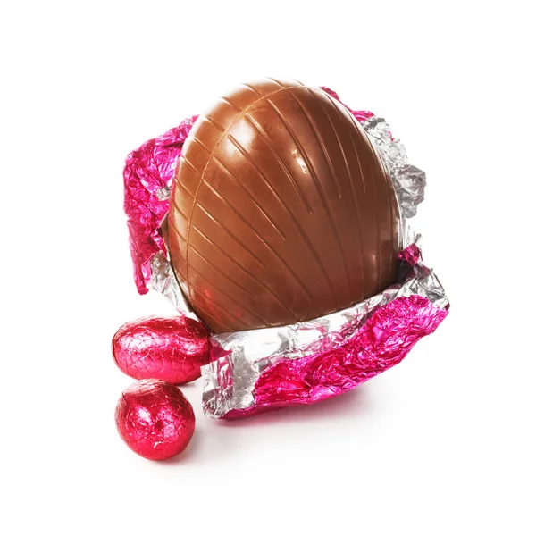 Choklad Påsk Ägg Insvept Rosa Folie Med Färgglada Godis Isolerad — Stockfoto