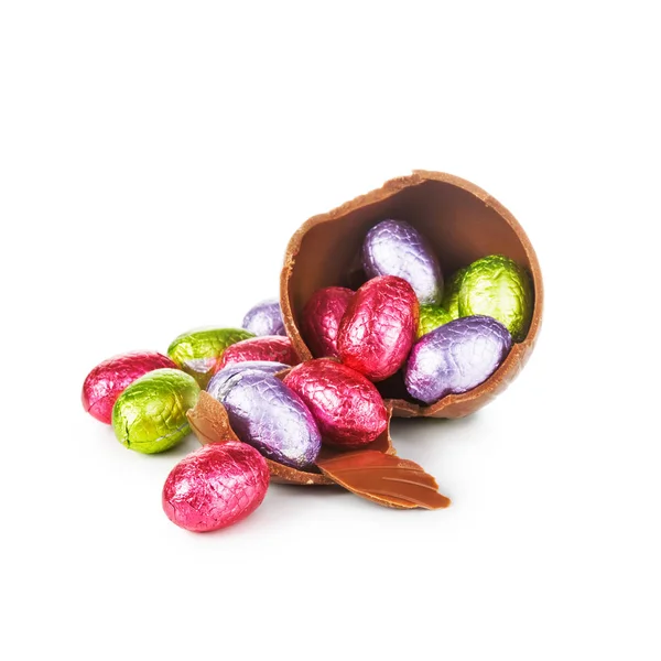 배경에 사탕으로 호일을 부러진 초콜릿 — 스톡 사진