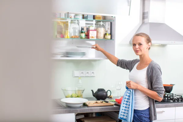 Jovem Mulher Lavando Pratos Sua Cozinha Moderna Usando Uma Máquina — Fotografia de Stock