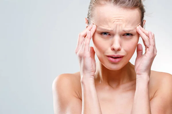 Schöne Frau Die Unter Akuten Kopfschmerzen Vor Grauem Sauberem Hintergrund — Stockfoto