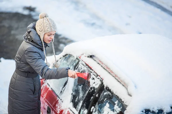 Νεαρή Γυναίκα Που Καθαρισμό Αυτοκινήτου Της Από Χιόνι Και Τον — Φωτογραφία Αρχείου