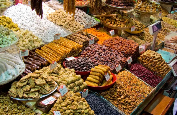 Ukazování Tureckých Sladkostí Sušeného Ovoce Ořechů Stánku Istanbulském Trhu Kořením — Stock fotografie